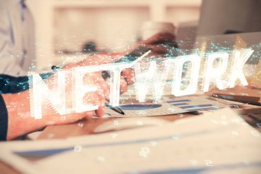 Dijital bir cihaz ve veri temalı çizim kullanan bir adamın el ele tutuşması. Yenilik kavramı.