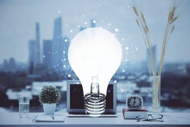 Bilgisayar ofisinde ampul simgesi hologramıyla birlikte. Çifte maruziyet. Fikir kavramı.