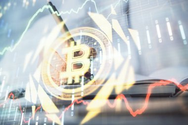 Kripto para hologramı kadının ellerinin üzerinde arka plan yazıyor. Blockchain kavramı. Çift pozlama