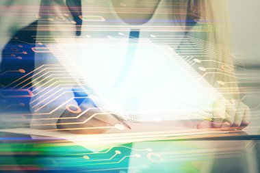 Veri teknolojisi hud 'u ile arka planda bir kadının el yazısına çoklu maruz kalma. Büyük veri kavramı.