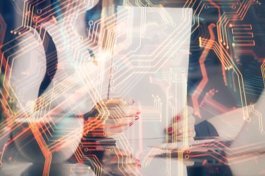 Teknoloji temalı hologramlar, arka plan notları alan kadınların elleri üzerinde. Teknoloji kavramı. Çift pozlama