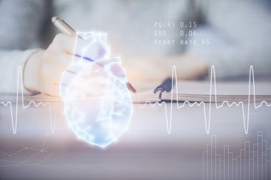 Kalp hologramı, arka plan yazarken kadının ellerinden üstündür. Tıp eğitimi kavramı. Çift pozlama