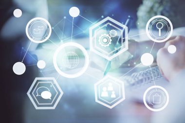 Sosyal ağ temalı hologram, arka plan yazan kadınların elleri üzerinde. Uluslararası insanlar birbirine bağlanır. Çift pozlama