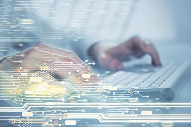 Bilgisayar geçmişi üzerinde çalışan bir adamla çok sayıda teknolojik çizime maruz kalmış. Yenilik kavramı.