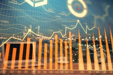 Finansal grafik renkli çizimler ve arka planda bilgisayar olan tablolar. Çifte maruziyet. Uluslararası pazarlar kavramı.