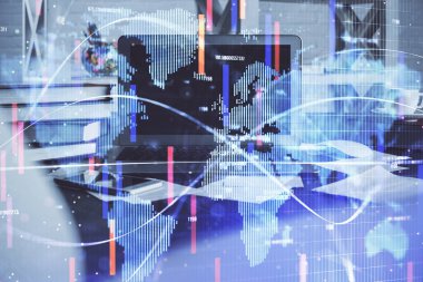 İş teması simgelerinin çoklu pozlandırılması ve bilgisayar geçmişi olan masa. Başarı kavramı.