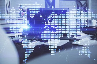 İş teması simgelerinin çoklu pozlandırılması ve bilgisayar geçmişi olan masa. Başarı kavramı.