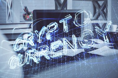 Blockchain temalı holograma ve bilgisayar arkaplanlı masaya çoklu maruz kalma. Bitcoin şifreleme para birimi kavramı.