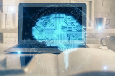 Bilgisayar ve beyin çizimi hologramıyla çalışma masasına çift pozlama. Beyin fırtınası konsepti.