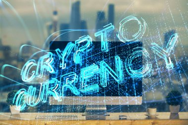 Blockchain temalı holograma ve bilgisayar arkaplanlı masaya çoklu maruz kalma. Bitcoin şifreleme para birimi kavramı.