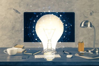 Bilgisayar ofisinde ampul simgesi hologramıyla birlikte. Çoklu maruz kalma. Fikir kavramı.