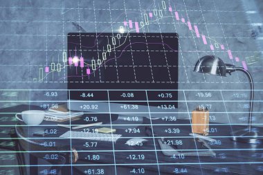 Finansal grafik renkli çizimler ve arka planda bilgisayar olan tablolar. Çifte maruziyet. Uluslararası pazarlar kavramı.