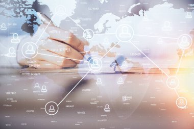 Sosyal ağ temalı hologram ellerin not almasından üstündür. Küresel uluslararası insan kavramı bağlanıyor. Çift pozlama