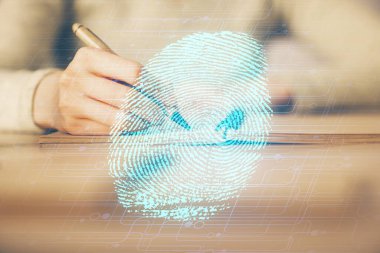 Mavi parmak izi hologramı, arka plan notları alan kadınların ellerinde. Korunma kavramı. Çift pozlama