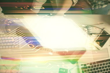 Kadın ve erkeğin birlikte çalışması ve veri temalı hologram çizimi. Bilgisayar arkaplanı. Üst Görünüm.