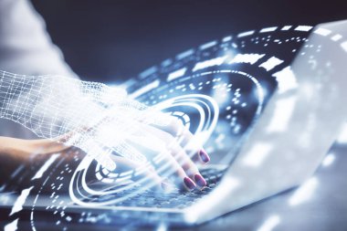 Bilgisayar ve veri temalı hologram çizimleri üzerinde çalışan kadın ellerine çok fazla maruz kalma. Teknoloji kavramı.