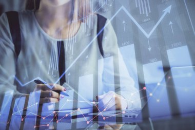 İşkadını ellerinin bilgisayar ve finansal grafik hologramı çizimlerinde çifte pozlama. Borsa analizi kavramı.