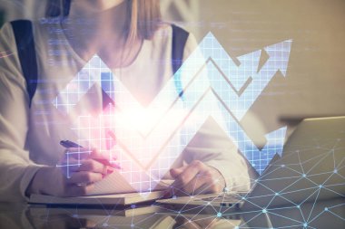 Bilgisayarda yazı yazan ve ok çizen kadınların ellerine iki kez maruz kalmışlar. Başarı konsepti.