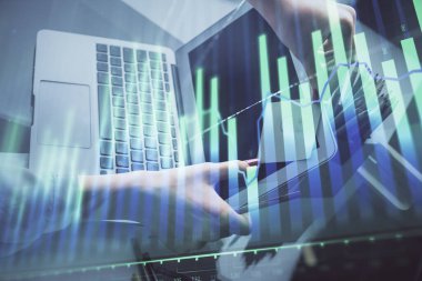 İşkadını ellerinin bilgisayar ve finansal grafik hologramı çizimlerinde çifte pozlama. Borsa analizi kavramı.