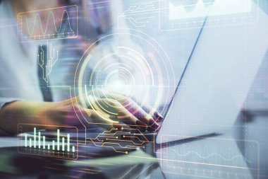 Bilgisayar ve veri temalı hologram çizimleri üzerinde çalışan kadın ellerine çok fazla maruz kalma. Teknoloji kavramı.
