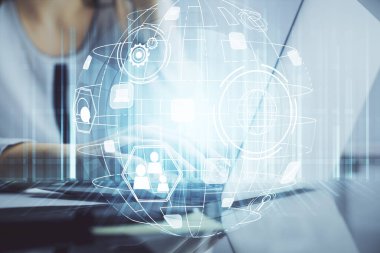 Kadın elinin bilgisayar ve sosyal ağ temalı hologram çizimlerinde çifte pozlama. Halk medyası kavramı.