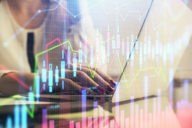 Bilgisayarda ve finansal grafik hologramında yazı yazan kadın ellerine çoklu maruz kalma. Borsa analizi kavramı.