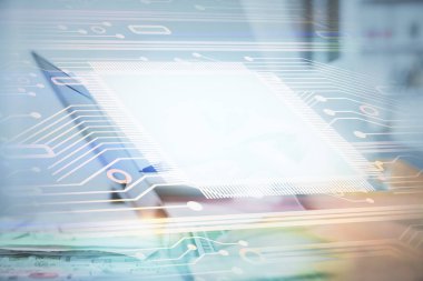 Bilgisayar ve veri temalı hologram çizimleri üzerinde çalışan kadın ellerine çok fazla maruz kalma. Teknoloji kavramı.