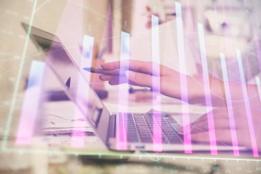 Bilgisayarda ve finansal grafik hologramında yazı yazan kadın ellerine çoklu maruz kalma. Borsa analizi kavramı.