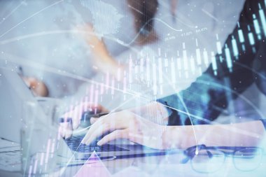 Bilgisayarda ve finansal grafik hologramında yazı yazan kadın ellerine çoklu maruz kalma. Borsa analizi kavramı.