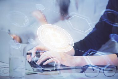 Bilgisayarda ve kripto piyasa temalı hologram çizimlerinde kadın elinin çifte pozu. Engelleme zinciri kavramı.