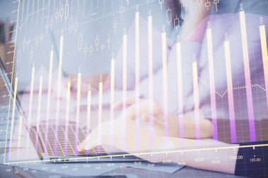 Bilgisayarda ve finansal grafik hologramında yazı yazan kadın ellerine çok maruz kalmış. Borsa analizi kavramı.