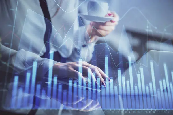 コンピュータと金融グラフのホログラム図面に入力するビジネス女性の手の二重露出 株式市場分析の概念 — ストック写真