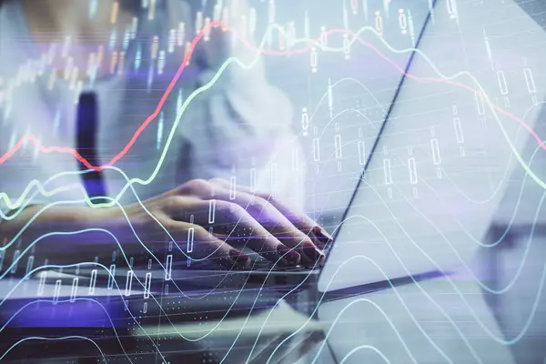 妇女双手在计算机和财务图形全息图上打字的双重曝光 股票市场分析概念 — 图库照片