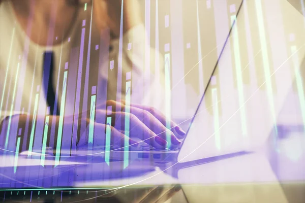 Bilgisayarda Finansal Grafik Hologramında Kadın Eli Yazarken Çift Pozlama Borsa — Stok fotoğraf
