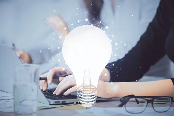 コンピュータと電球の描画に入力する女性の手の二重露出 アイデアのコンセプト — ストック写真