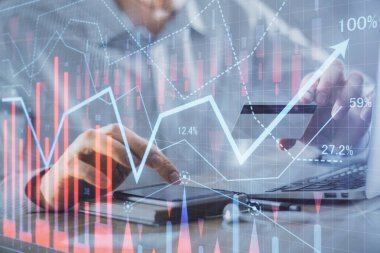 Ellerinde kredi kartı ve forex çizimi olan bir adamın çift pozu. İnternet E-ticaret kavramında hisse senedi ve dijital fintech.