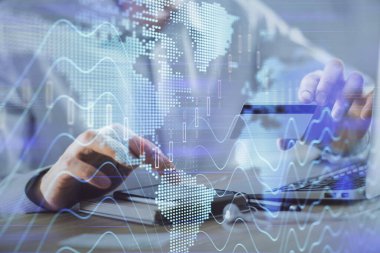 Ellerinde kredi kartı ve forex çizimi olan bir adamın çift pozu. İnternet E-ticaret kavramında hisse senedi ve dijital fintech.