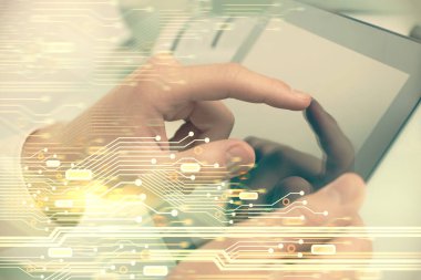 Dijital bir cihaz ve veri temalı çizim kullanan bir adamın el ele tutuşması. Yenilik kavramı.