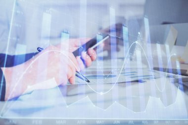 Bir adamın elini tutarken ve bir telefon ve finansal çizim kullanırken çift pozlama. Pazar analizi kavramı.