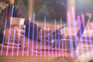 Bir adamın elini tutarken ve bir telefon ve mali grafik çizimi kullanırken çift pozlama. Analiz kavramı.