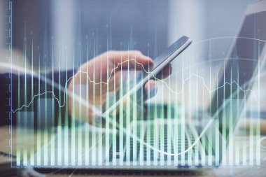 Bir adamın elini tutarken ve bir telefon ve mali grafik çizimi kullanırken çift pozlama. Analiz kavramı.