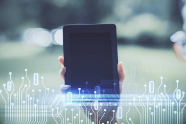 Teknolojiye çifte maruz kalma, hologram çizimi ve cep telefonu kullanan bir kadın. Ai kavramı