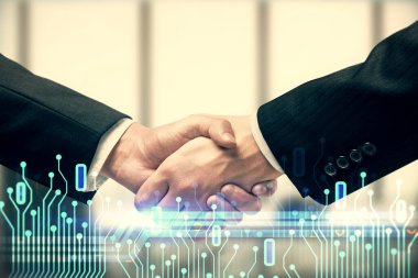 İki kişinin veri temalı hologramı ve el sıkışması. Bilişim endüstrisi konseptinde ortaklık.