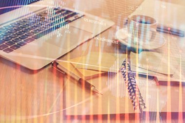 Önx grafik çizimi ve masaüstü ile kahve ve masa arkasındaki öğelerin çoklu pozlandırılması. Finansal piyasa ticareti kavramı