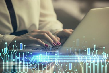 Bilgisayar ve veri temalı hologram çizimleri üzerinde çalışan kadın ellerine çok fazla maruz kalma. Teknoloji kavramı.