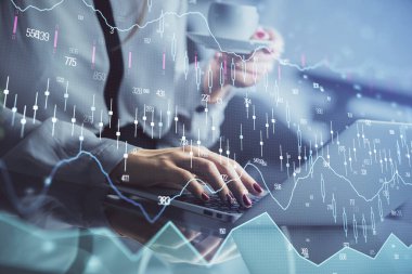 İşkadını ellerinin bilgisayar ve finansal grafik hologramı çizimlerinde çifte pozlama. Borsa analizi kavramı.