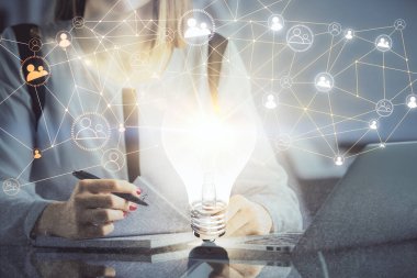 Kadın elinin bilgisayar ve sosyal ağ temalı hologram çizimlerinde çifte pozlama. Halk medyası kavramı.