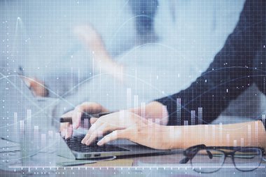 Bilgisayarda ve finansal grafik hologramında yazı yazan kadın ellerine çoklu maruz kalma. Borsa analizi kavramı.