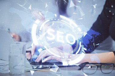 Bilgisayar ve seo hologram çizimleri üzerinde çalışan kadın elleri çift pozlama. internet arama kavramı.