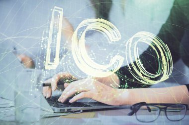 Bilgisayarda ve kripto piyasa temalı hologram çizimlerinde kadın elinin çifte pozu. Engelleme zinciri kavramı.